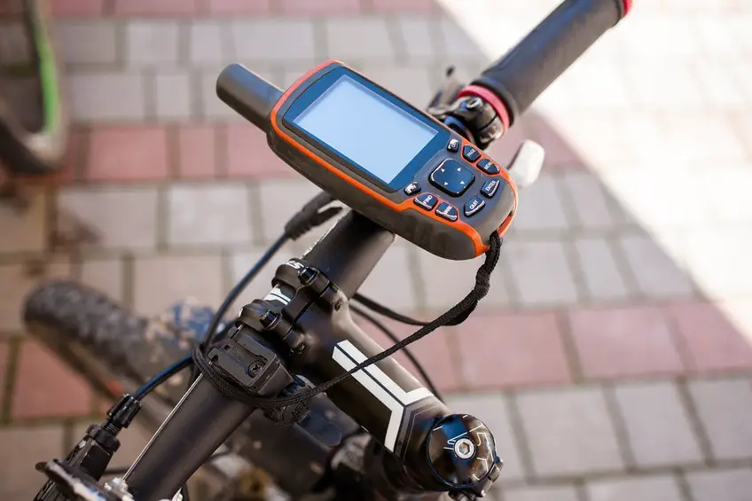 compteur gps sur un guidon de velo