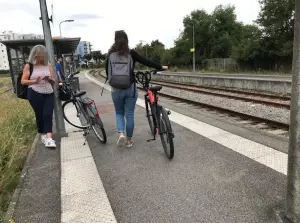 passager de train sur le quai d'une gare avec son vélo
