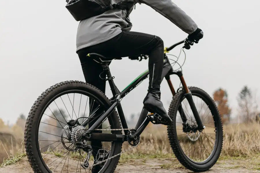 homme sur un vtt avec les pieds sur le pédalier