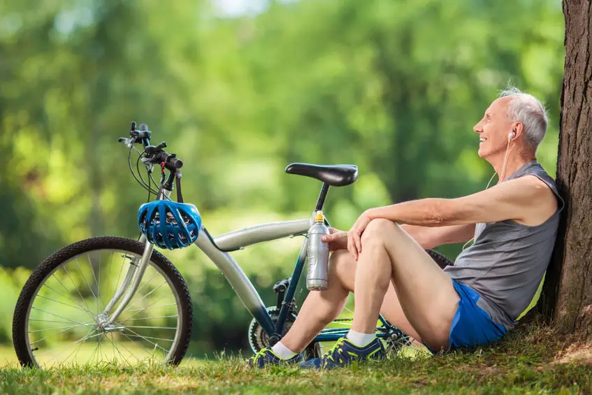 cycliste se desalterant avec un bidon gourde velo