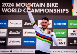 victor koretsky champion du monde vtt short track xcc avec sa médaille d'or et son maillot