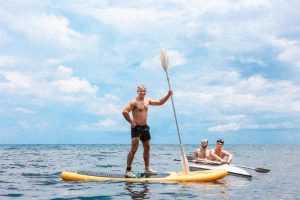Paddle gonflable un sport complet et actif pour l ete