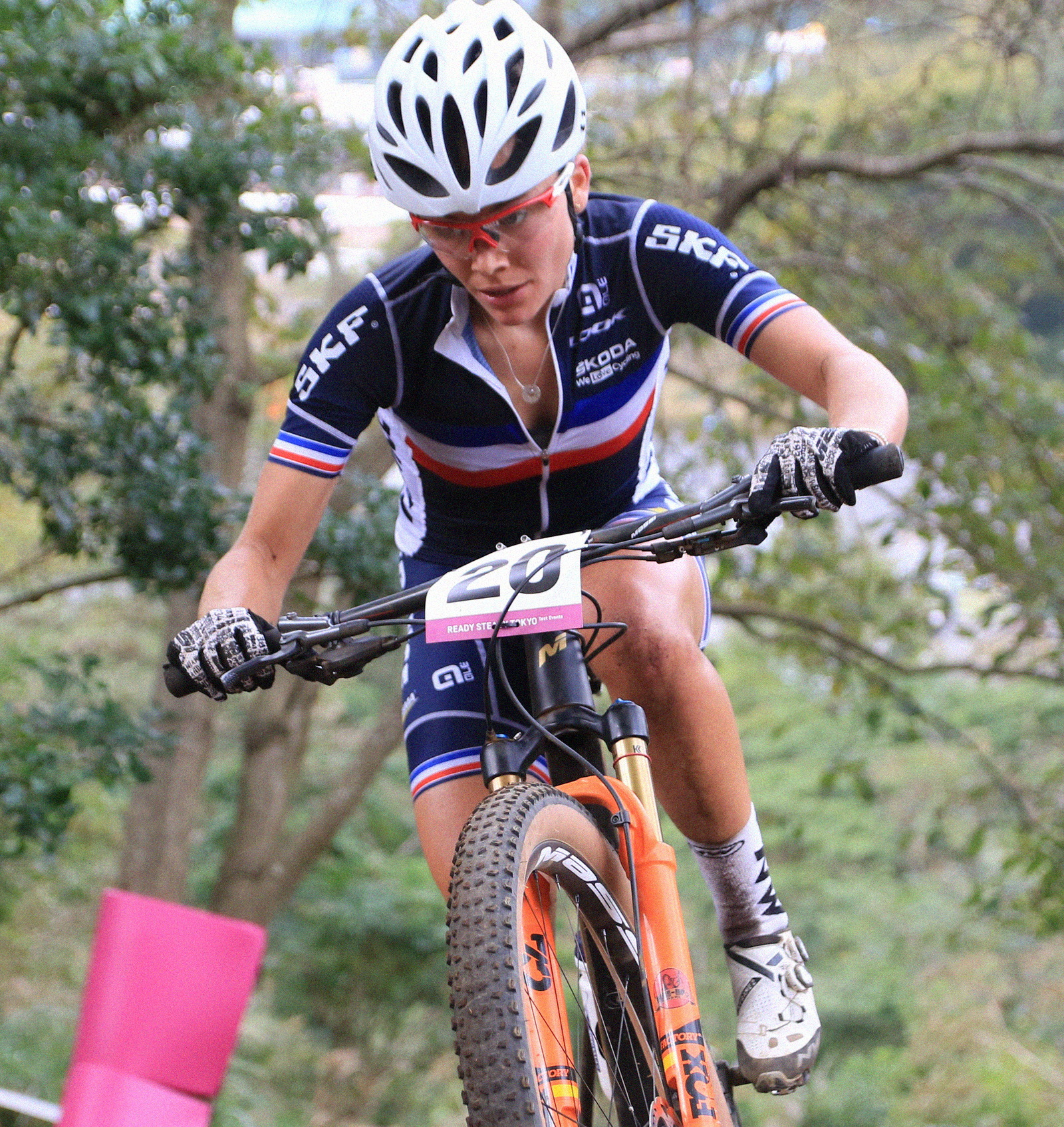 Loana Lecomte en compétition de VTT cross-country
