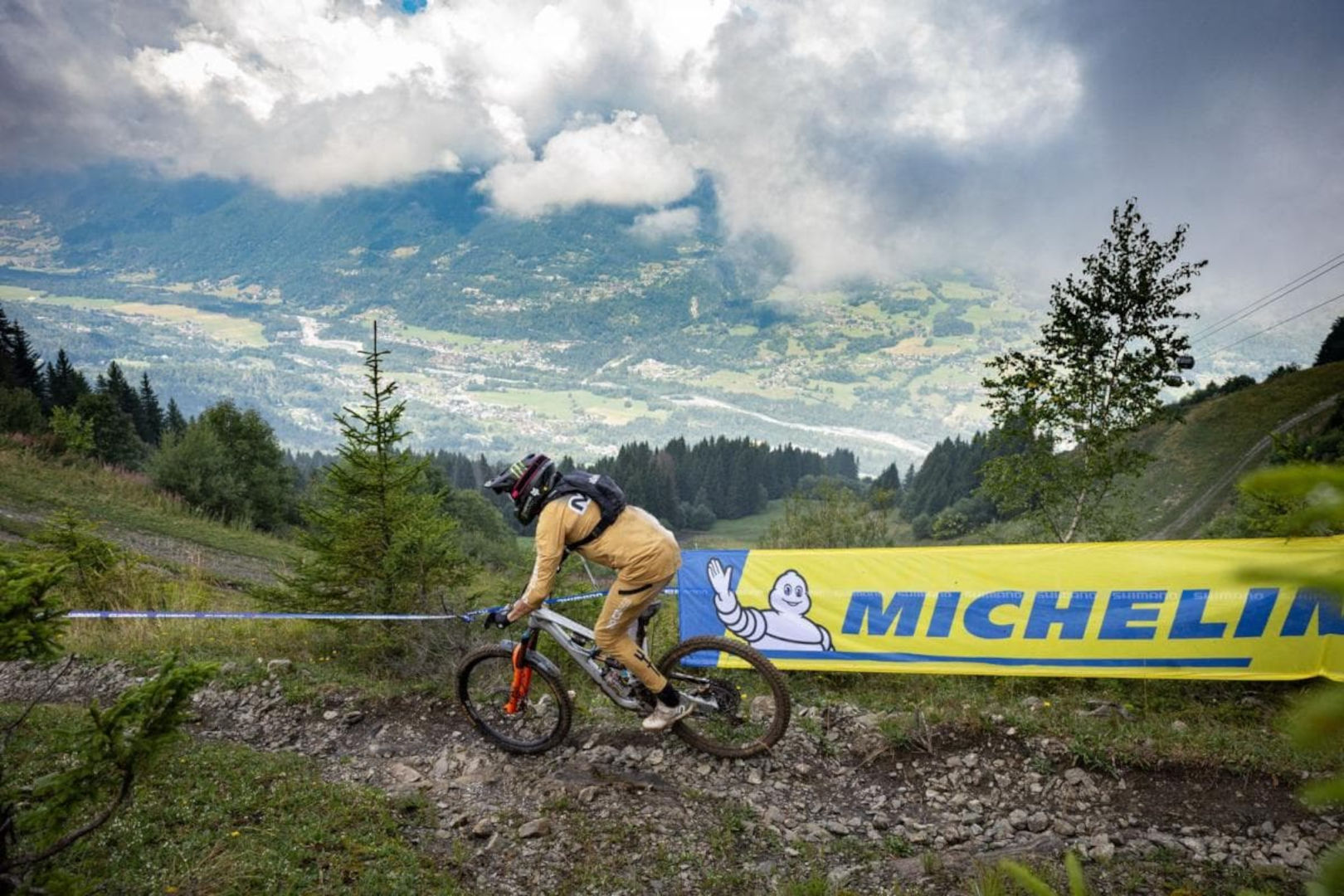 Pilote de VTT enduro sur un sentier alpin à Morillon
