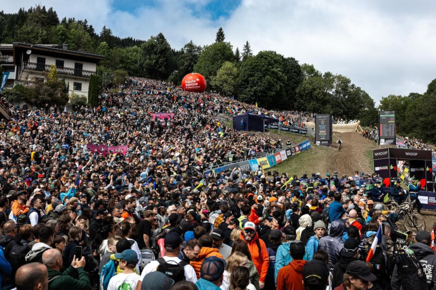Foule de spectateurs massée au bord de la piste de VTT aux Gets