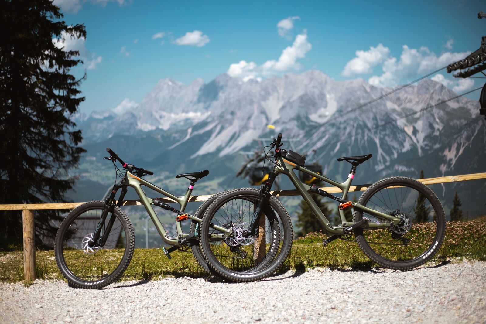 Deux VTT appuyés contre une clôture dans un paysage alpin