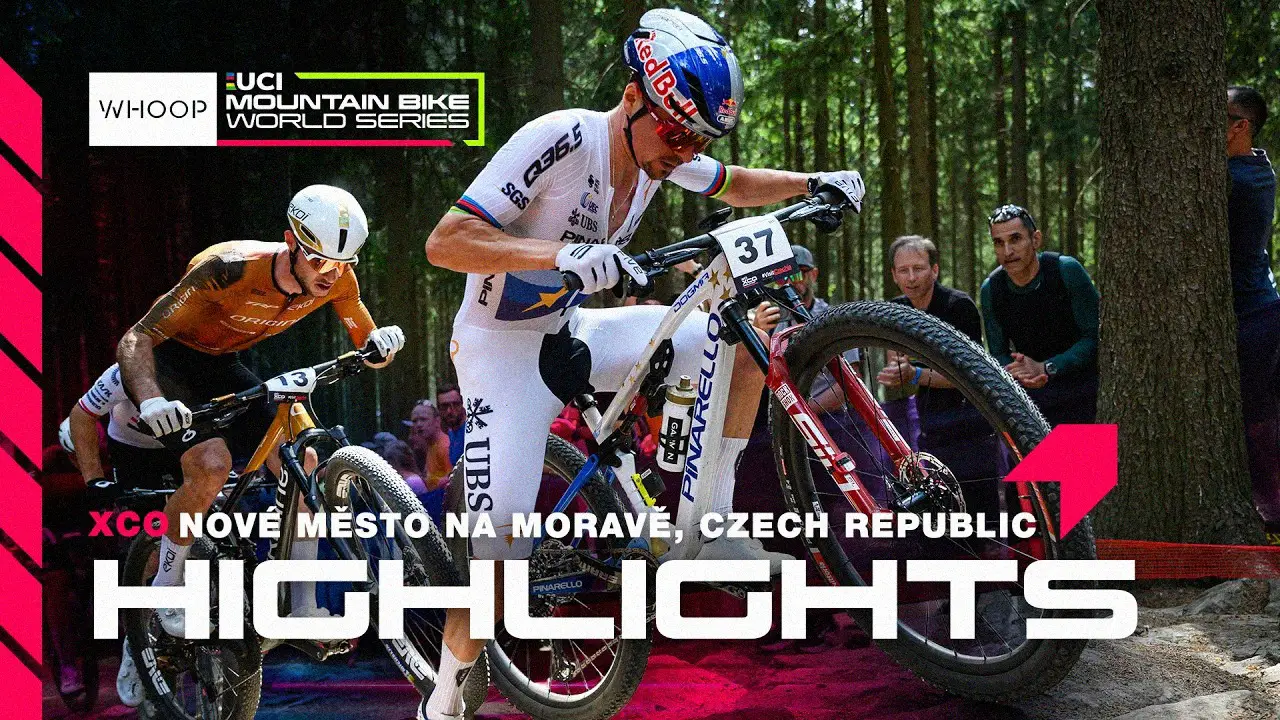 Tom Pidcock en course sur son VTT de cross-country XCO