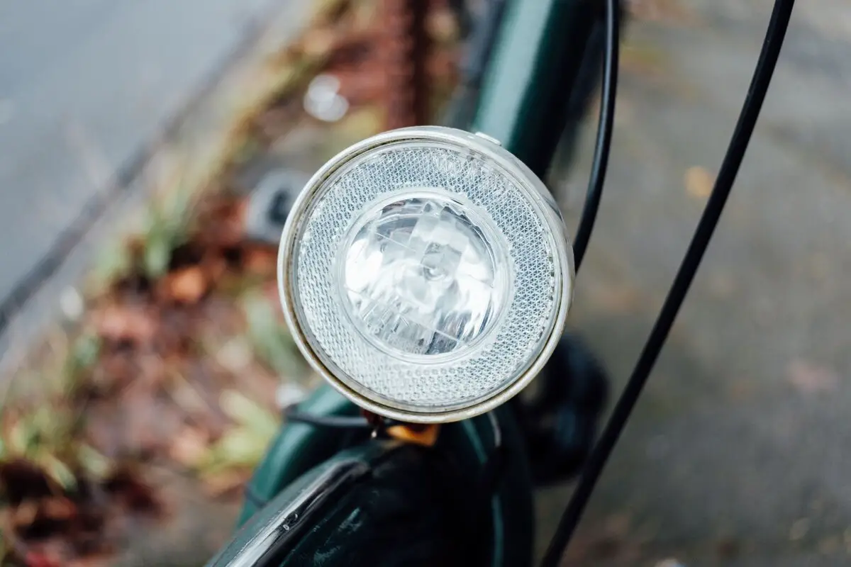 Gros plan sur une lampe fixée à l’avant d’un vélo